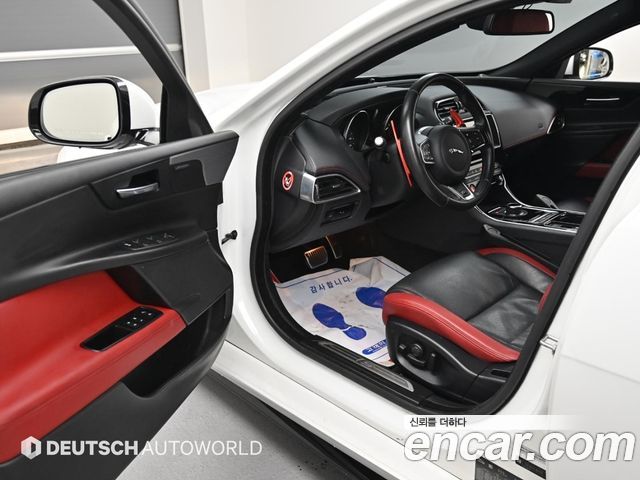 Jaguar XE 2017 — photo 11