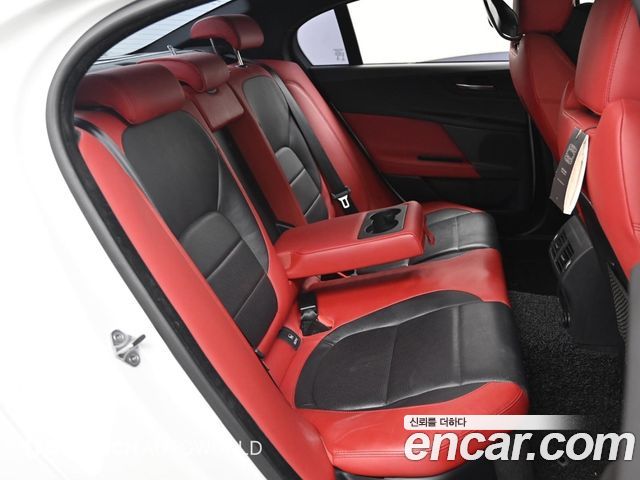 Jaguar XE 2017 — photo 12