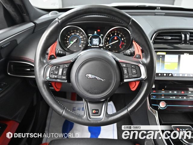 Jaguar XE 2017 — photo 13