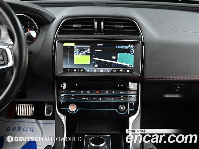 Jaguar XE 2017 — photo 14