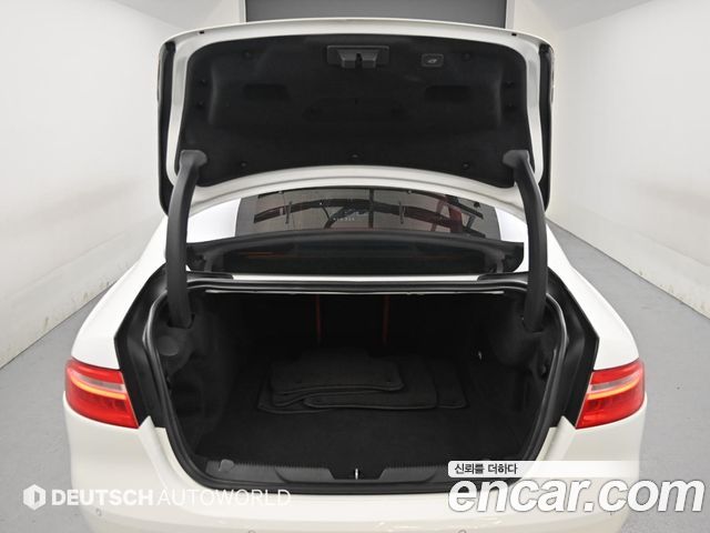 Jaguar XE 2017 — photo 19