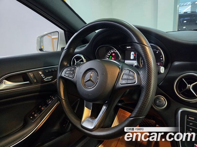 Mercedes-Benz GLA-Class 2018 — photo 16