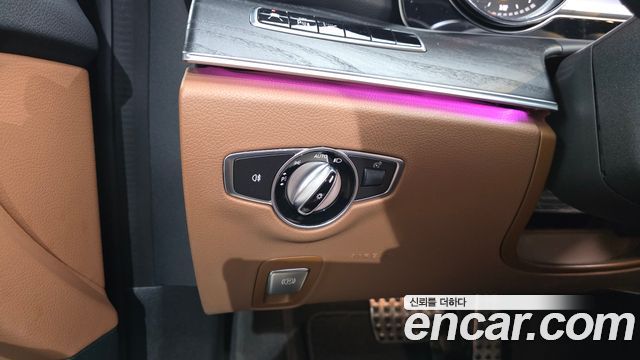 Mercedes-Benz E-Class 2019 — photo 31