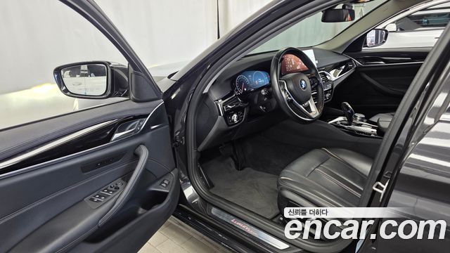 BMW 5-Series 2019 — photo 10