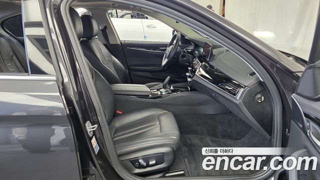 BMW 5-Series 2019 — photo 11