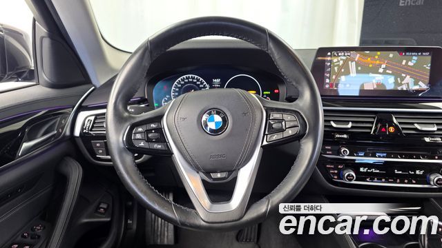 BMW 5-Series 2019 — photo 13