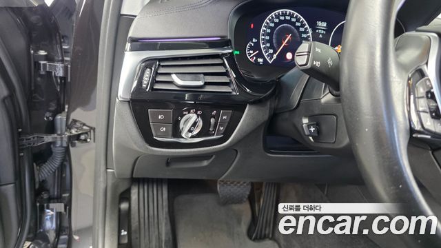 BMW 5-Series 2019 — photo 16