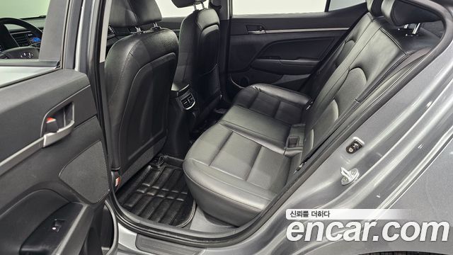 Hyundai AVANTE 2016 — photo 11