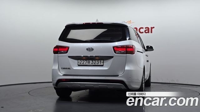 Kia Canival 2015 — photo 4