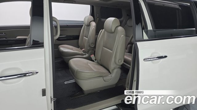 Kia Canival 2015 — photo 12