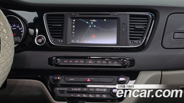 Kia Canival 2015 — photo 14