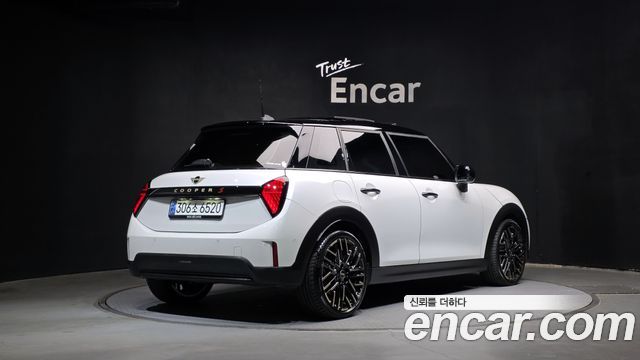 Mini Cooper 2025 — photo 2