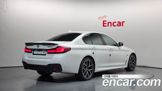 BMW 5-Series 2022 — photo 2