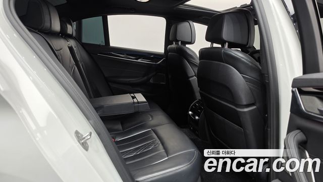 BMW 5-Series 2022 — photo 17