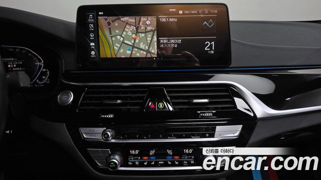 BMW 5-Series 2022 — photo 18