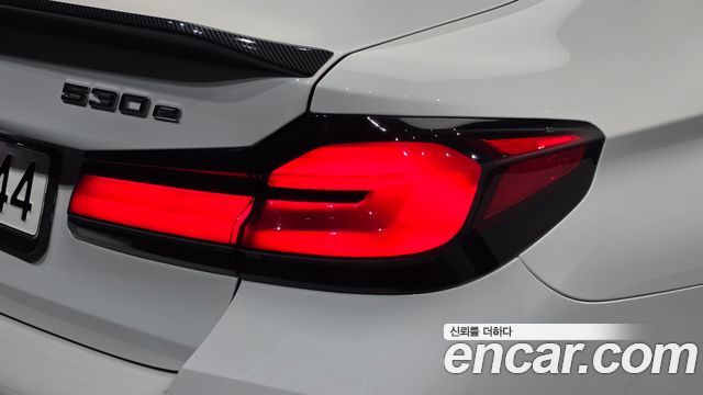 BMW 5-Series 2022 — photo 9