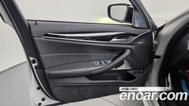 BMW 5-Series 2022 — photo 14
