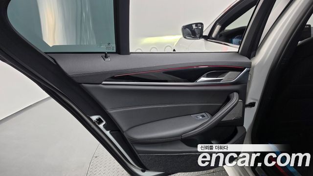 BMW 5-Series 2022 — photo 15