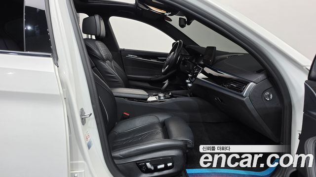 BMW 5-Series 2022 — photo 16