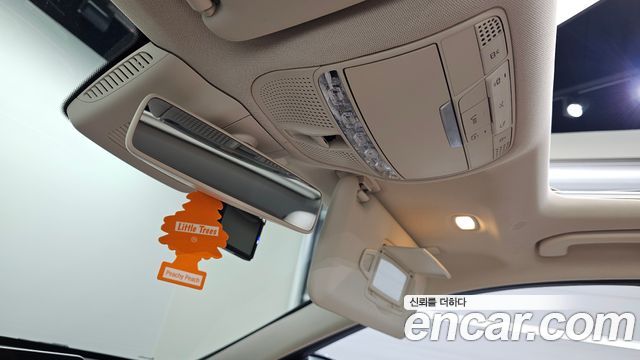 Mercedes-Benz C-Class 2019 — photo 18
