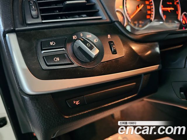 BMW 5-Series 2011 — photo 12