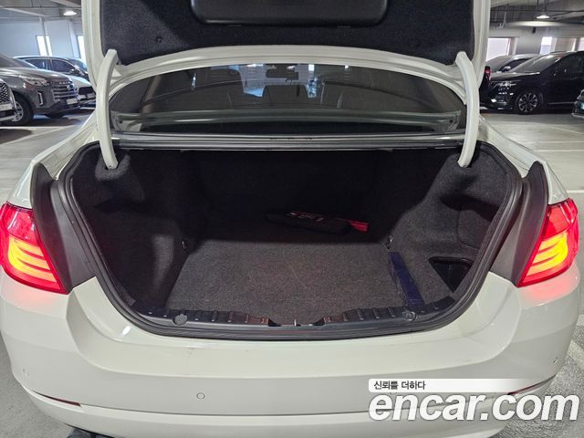 BMW 5-Series 2011 — photo 13