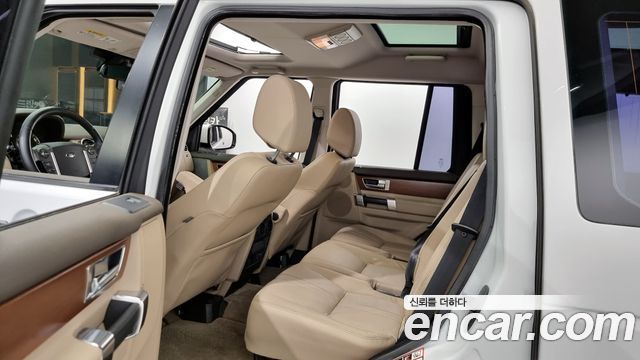 Land Rover Discovery 2016 — photo 11
