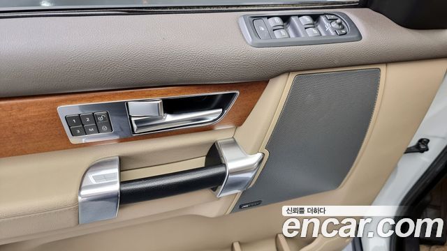 Land Rover Discovery 2016 — photo 14