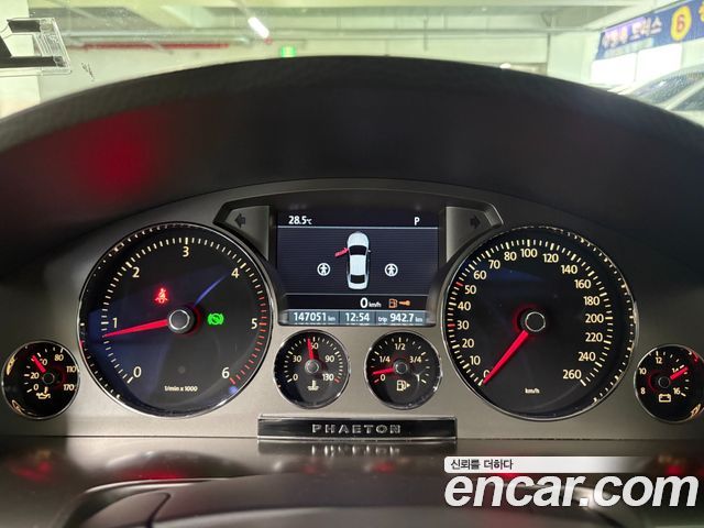 Volkswagen Phaeton 2013 — photo 8