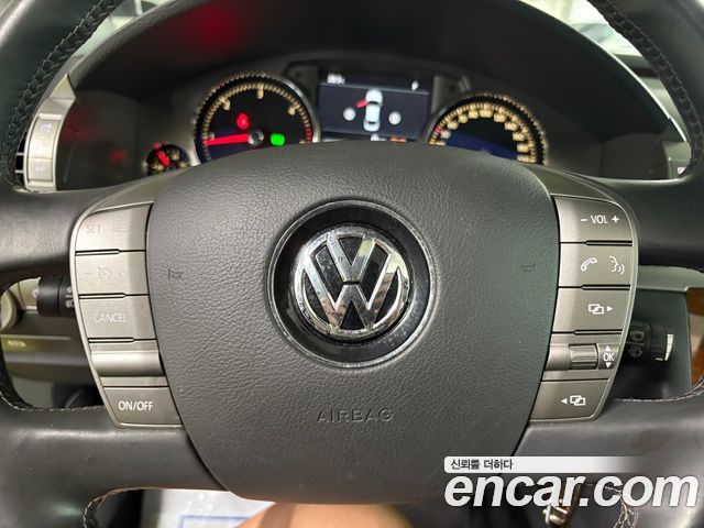 Volkswagen Phaeton 2013 — photo 16