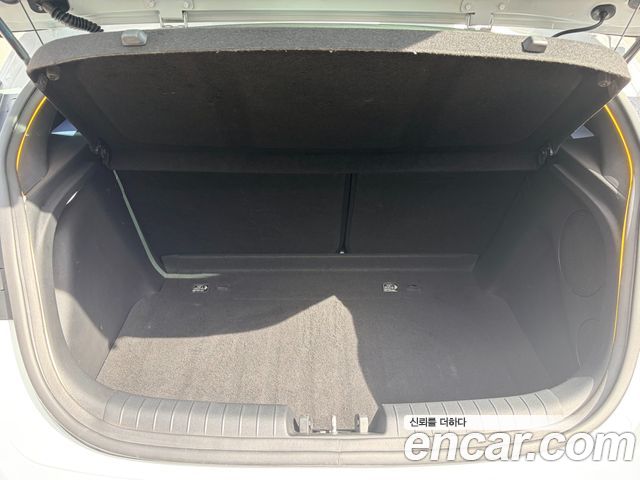 Hyundai Veloster 2021 — photo 16