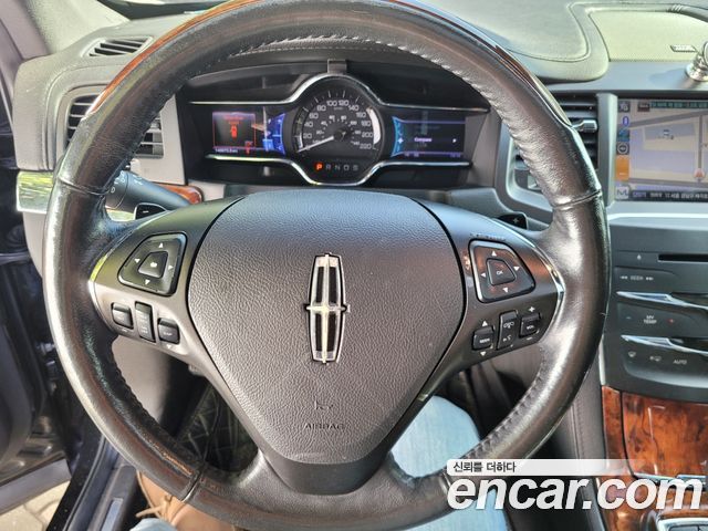 Lincoln MKS 2013 — photo 17