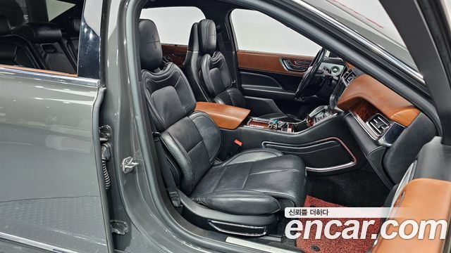 Lincoln Continental 2017 — photo 10