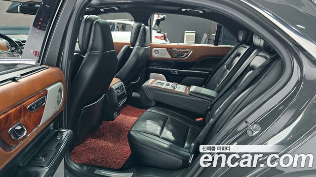 Lincoln Continental 2017 — photo 12