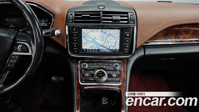 Lincoln Continental 2017 — photo 15