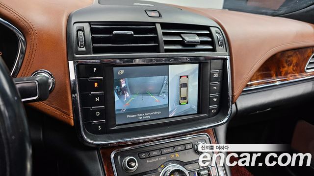 Lincoln Continental 2017 — photo 16
