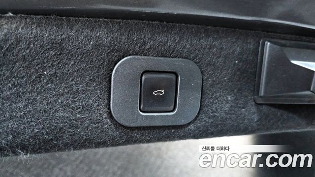 Lincoln Continental 2017 — photo 19