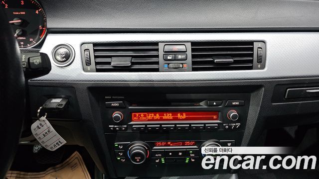 BMW 3-Series 2011 — photo 17