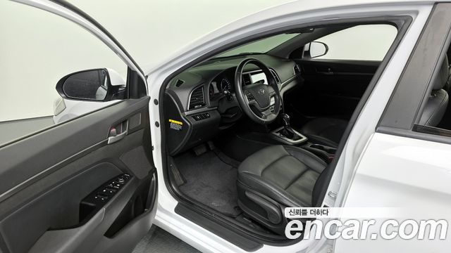 Hyundai AVANTE 2017 — photo 10