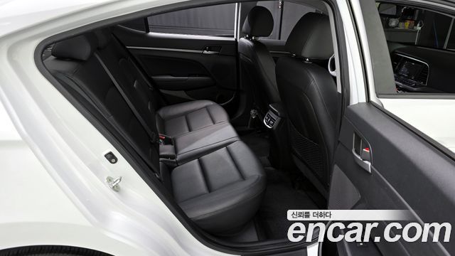 Hyundai AVANTE 2017 — photo 18