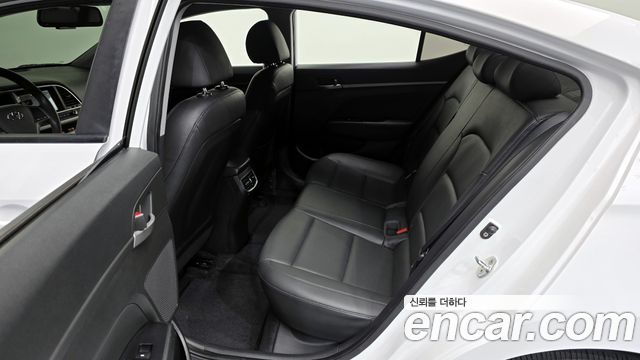 Hyundai AVANTE 2017 — photo 19