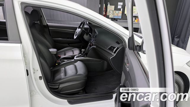 Hyundai AVANTE 2017 — photo 20