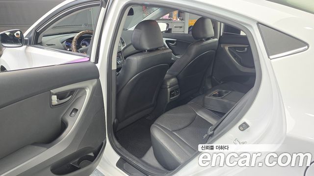 Hyundai AVANTE 2016 — photo 11