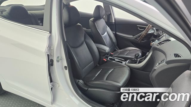 Hyundai AVANTE 2016 — photo 12