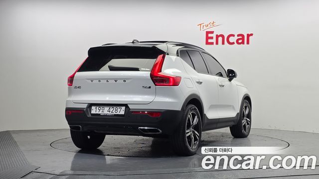 Volvo XC40 2019 — photo 2