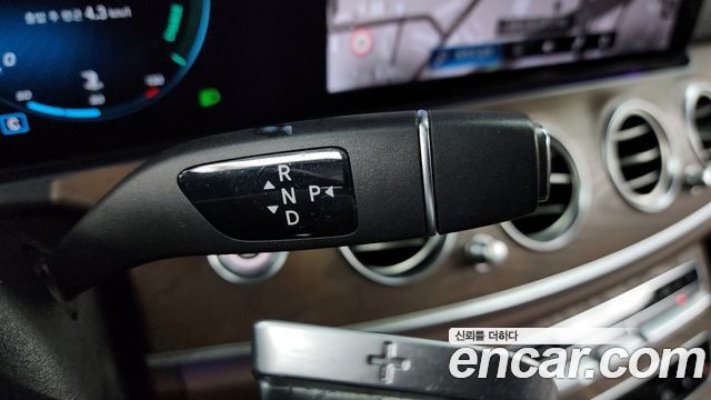 Mercedes-Benz E-Class 2021 — photo 9