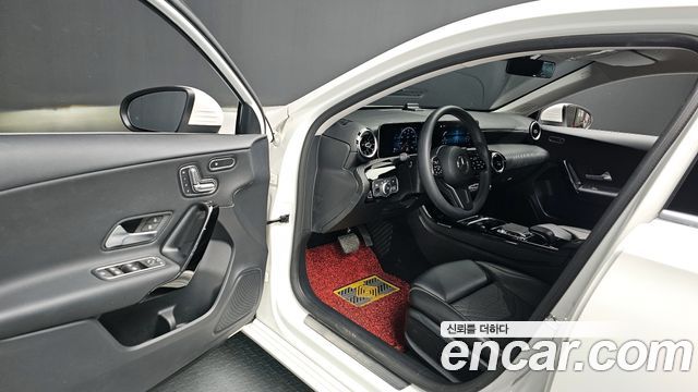 Mercedes-Benz A-Class 2019 — photo 11