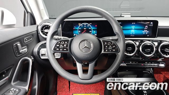 Mercedes-Benz A-Class 2019 — photo 13