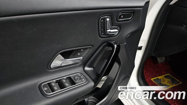 Mercedes-Benz A-Class 2019 — photo 17