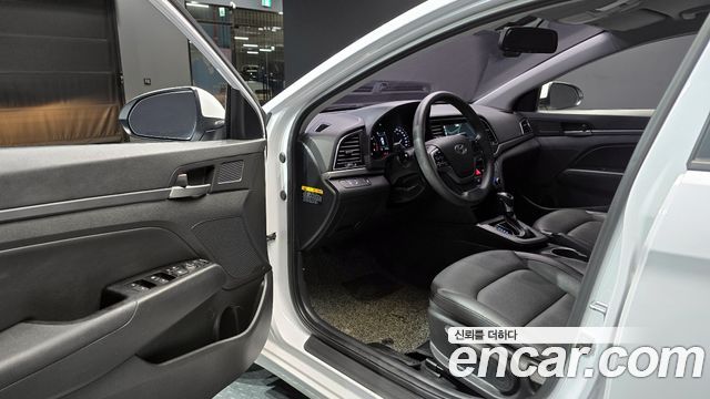 Hyundai AVANTE 2018 — photo 11
